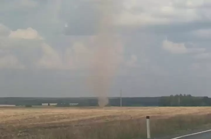 Жители Татарстана сняли на видео торнадо