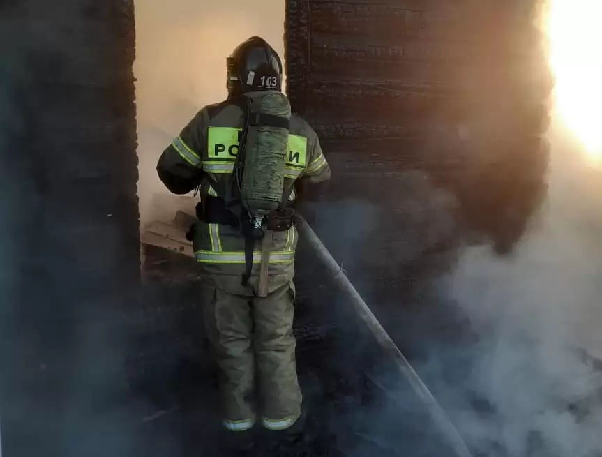 В Татарстане мужчина услышал звук пожарного извещателя и выскочил из горящего дома