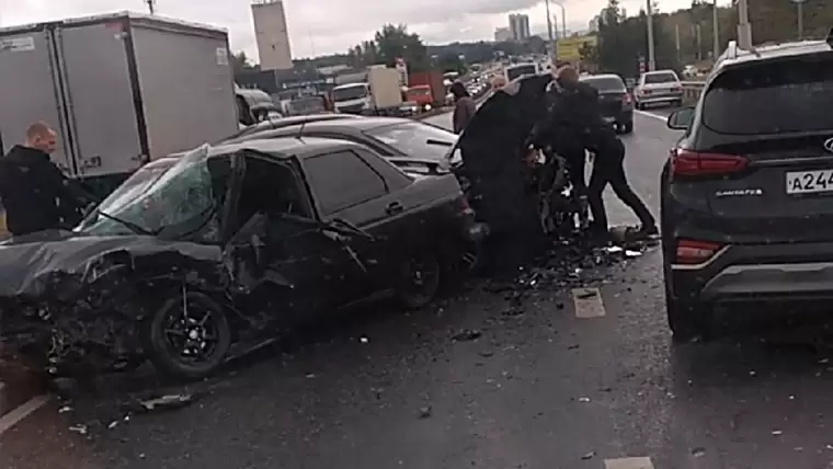 На выезде из Челнов произошло страшное ДТП с тремя автомобилями