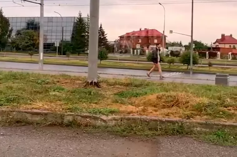 Полная деградация: ростовчане раскритиковали парней, заснявших на видео девушку без штанов на улице
