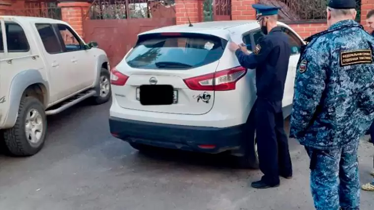 В Татарстане мужчина всеми силами пытался защитить автомобиль соседа от приставов
