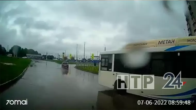 В Нижнекамске КАМАЗ чуть было не снёс автобус с пассажирами