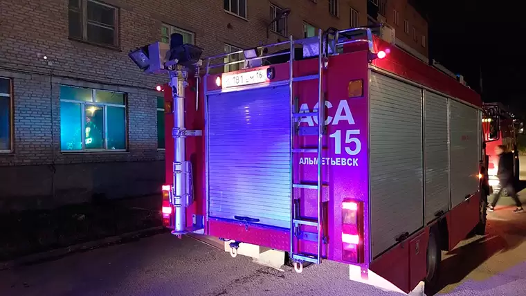 В Альметьевске пожарные спасли человека из задымленного подвала