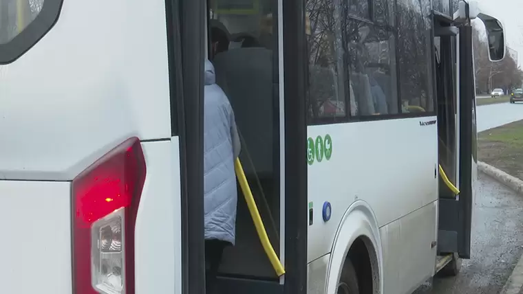 В Казани водителя автобуса лишили премии за курение за рулём