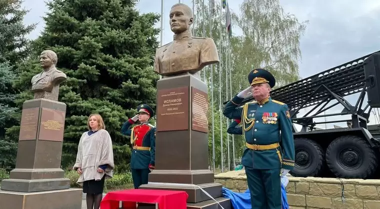 В Казанском танковом училище открыли бюст Героя России Дамира Исламова