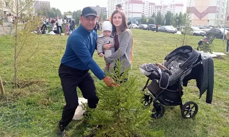 В Нижнекамске при поддержке СИБУРа семьи с детьми высадили новую аллею