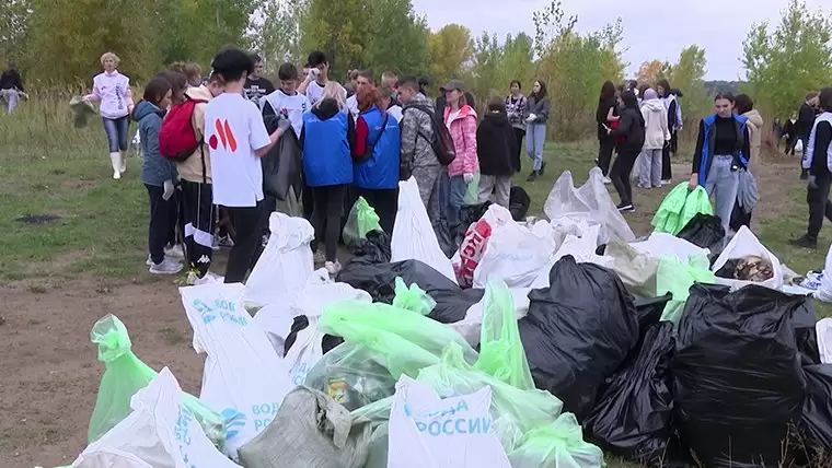 Больше 200 нижнекамцев приняли участие в уборке берега Камы от мусора