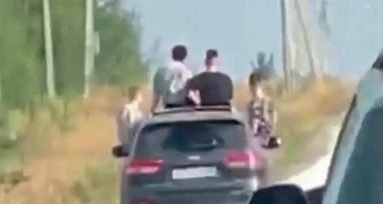 В Казани оштрафовали двух водителей, чьи пассажиры ехали на крыше и высунувшись из окон
