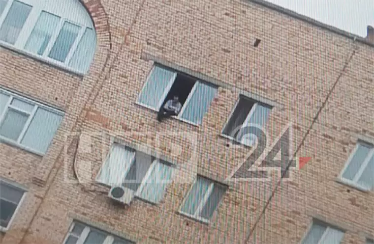 Житель Нижнекамска вылез в окно девятого этажа и сидел, свесив ноги