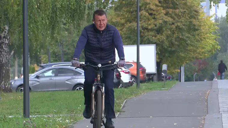 «Помогает быть ближе к городу»: Рамиль Муллин приехал на работу на велосипеде