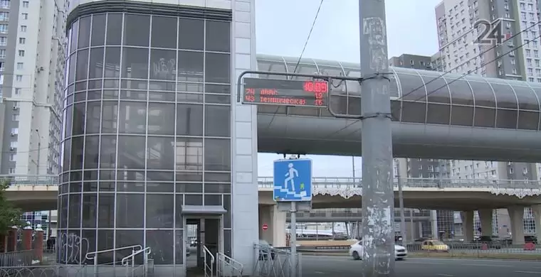 В Казани женщина с восьмимесячным ребенком застряли в лифте надземного перехода