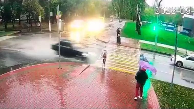 Момент наезда на девочку на перекрестке улиц Тукая и Юности в Нижнекамске попал на видео