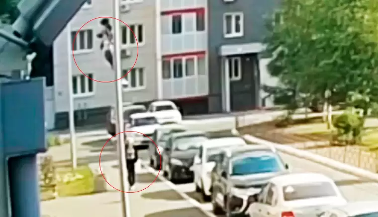 Падение девушки с 14-го этажа в Казани попало на видео — тело рухнуло в нескольких шагах от прохожей