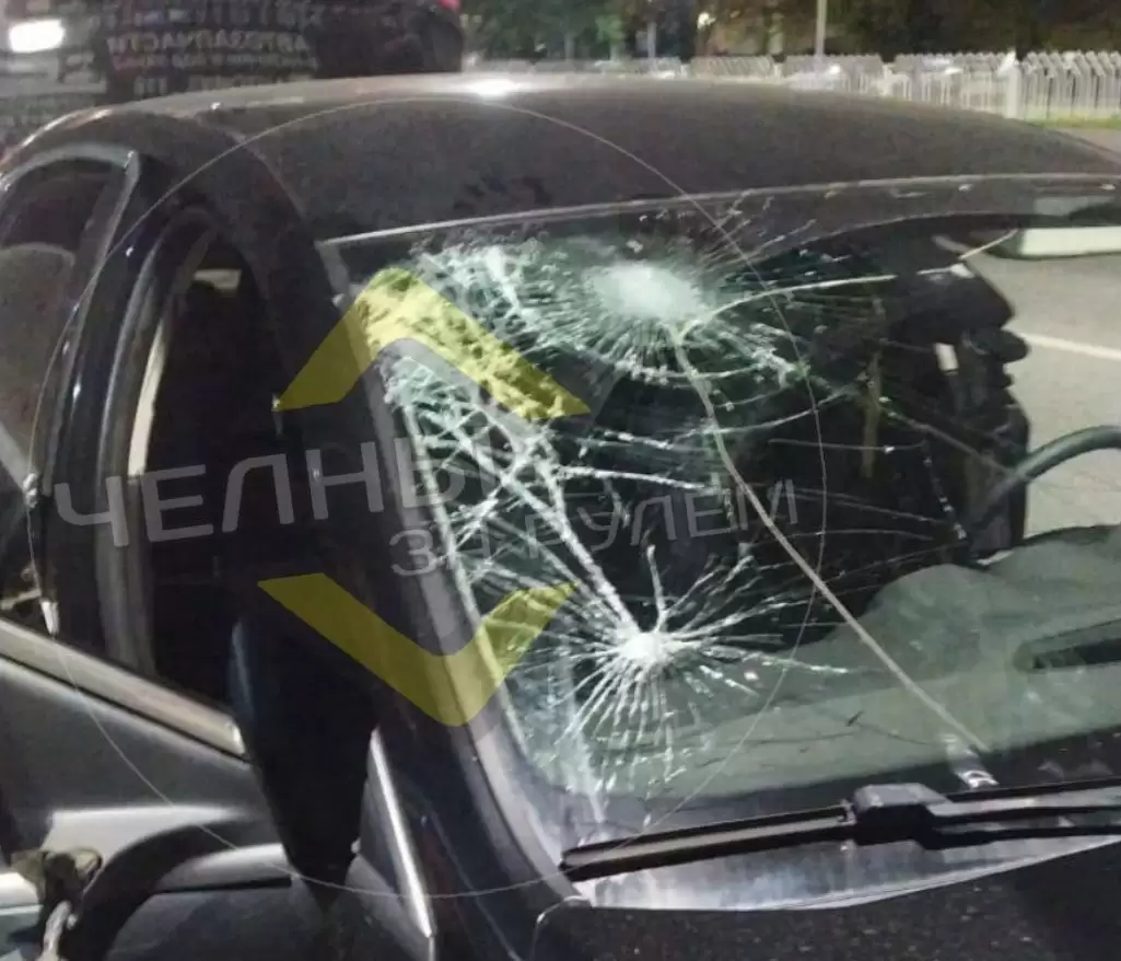 В Челнах неизвестные напали на автомобиль и разбили лобовое стекло