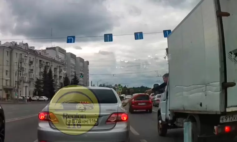 Шоу «Холостяк»: в Казани попал на видео водитель «ГАЗели», подаривший розу пассажирке легковушки