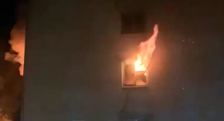Объятую пламенем квартиру на ул. Октябрьской в Казани сняли на видео