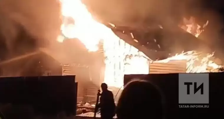 В селе в Татарстане пожар уничтожил дом, баню и пристрой