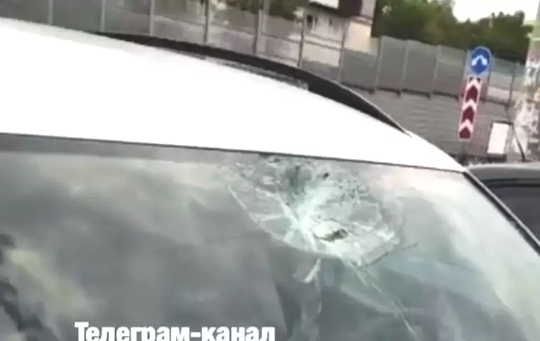 В Казани подростки пробили куском шифера лобовое стекло машины, где сидел водитель