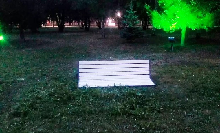 В Нижнекамске выдрали скамейку и разбили табличку «Сада памяти»