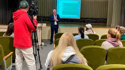 Бывший военный комиссар Нижнекамска на встрече в школе дал советы родителям первоклашек - НТР 24