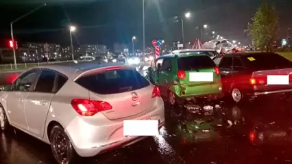 В Нижнекамске в результате массового ДТП на перекрестке пострадала пожилая женщина - НТР 24