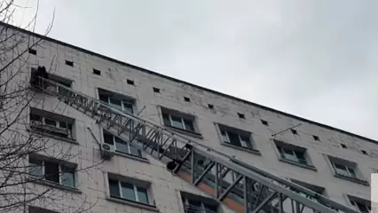 В Казани пожарные спасли с балкона 5 этажа хозяйку горящей квартиры