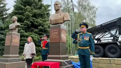 В Казанском танковом училище открыли бюст Героя России Дамира Исламова
