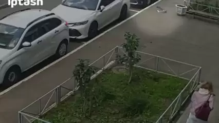 В Казани самокат упал с пятого этажа и пробил стекло припаркованной иномарки