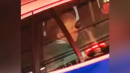 Элвина Грея в полицейской машине сняли на видео