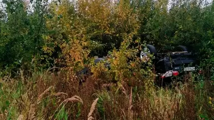 На трассе Чистополь — Нижнекамск вылетел в кювет кроссовер, троих увезли в больницу - НТР 24