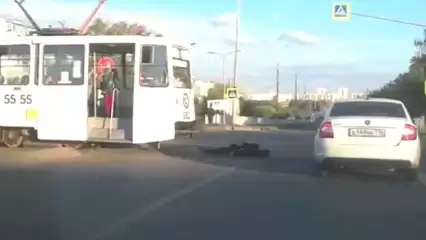 В Набережных Челнах мужчина лег на рельсы перед трамваем — видео