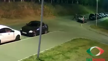 В Нижнекамске на видео попали два парня, угоняющие машину