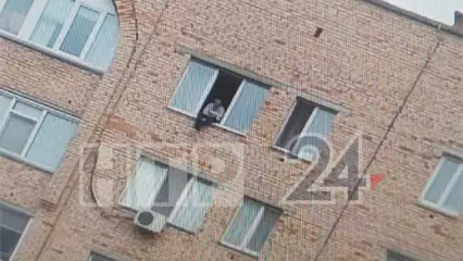 Житель Нижнекамска вылез в окно девятого этажа и сидел, свесив ноги - НТР 24