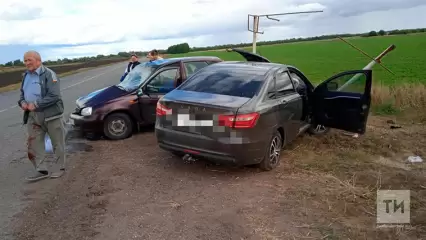В Татарстане три женщины и ребенок пострадали при столкновении двух машин на трассе