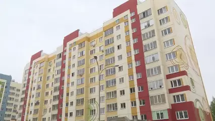 Родители ребенка, оставленного в подъезде в Нижнекамске, выпивали на дне рождения - НТР 24