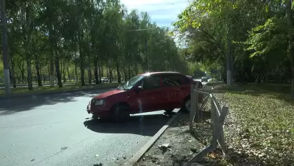 В Нижнекамске водитель «Калины» снес ограждение вдоль проезжей части - НТР 24