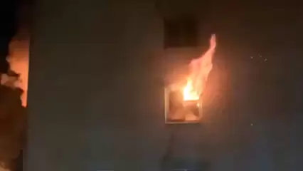 Объятую пламенем квартиру на ул. Октябрьской в Казани сняли на видео