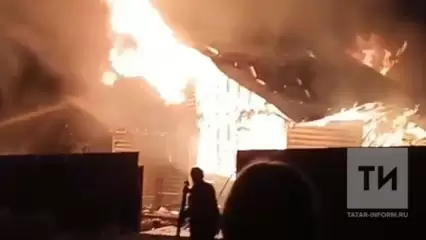 В селе в Татарстане пожар уничтожил дом, баню и пристрой