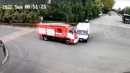 Столкновение пожарной машины и «ГАЗели» в Елабуге попало на видео