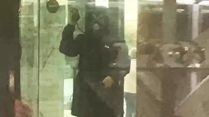 В Нижнекамске по торговым центрам ходил мужчина в противогазе - НТР 24