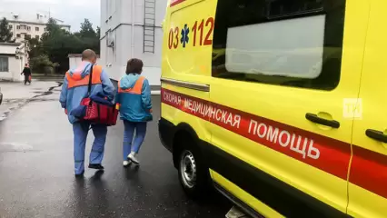 В Казани водитель фургона, сдавая назад, сбил бабушку