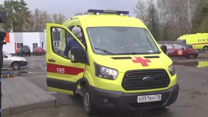 В Татарстане автомобиль проехал по лежащему на дороге мужчине и скрылся - НТР 24