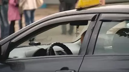 В Казани пьяный пассажир ранил ножом таксиста