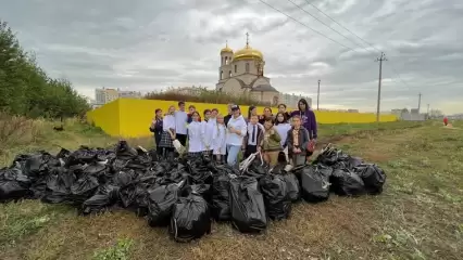 Нижнекамские школьники собрали 60 мешков мусора на лесополосе возле храма