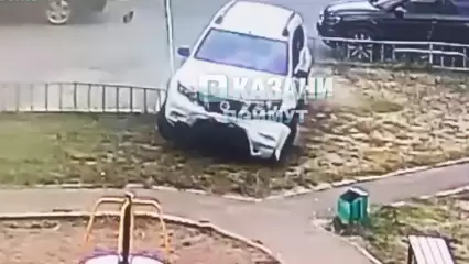 В Казани водитель внедорожника протаранил забор и въехал на детскую площадку