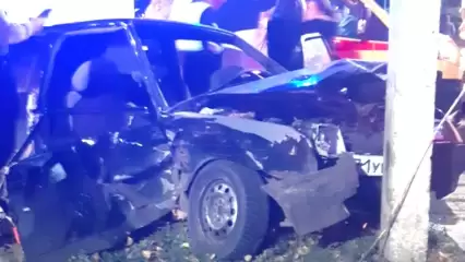 Ночью в Нижнекамске девушка с парнем на «восьмерке» влетели в столб - НТР 24