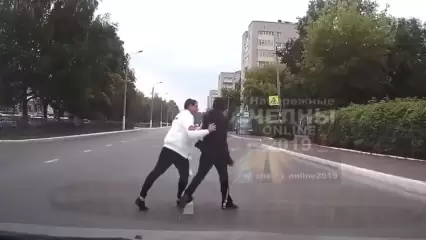 В Нижнекамске водитель пинком прогнал с дороги пешехода-дебошира — видео - НТР 24