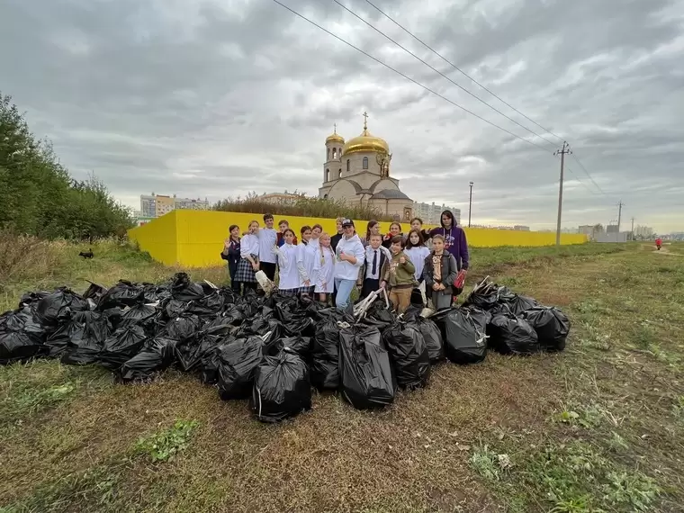 Нижнекамские школьники собрали 60 мешков мусора на лесополосе возле храма