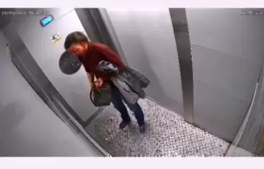 В Челнах женщина с окровавленным лицом в лифте попала на видео