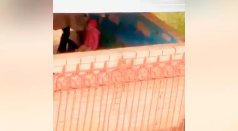 Жители Камских Полян сняли на видео воспитательницу, которая била плачущего ребенка